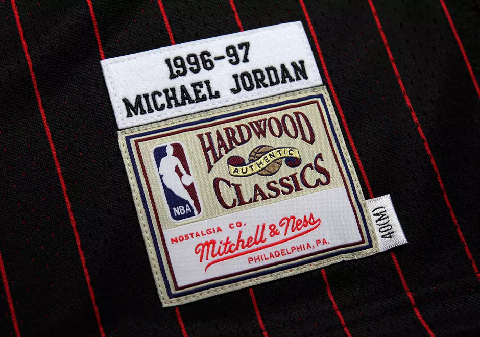 Michael Jordan 1996-97 Schwarzes Nadelstreifentrikot Mitchell Ness