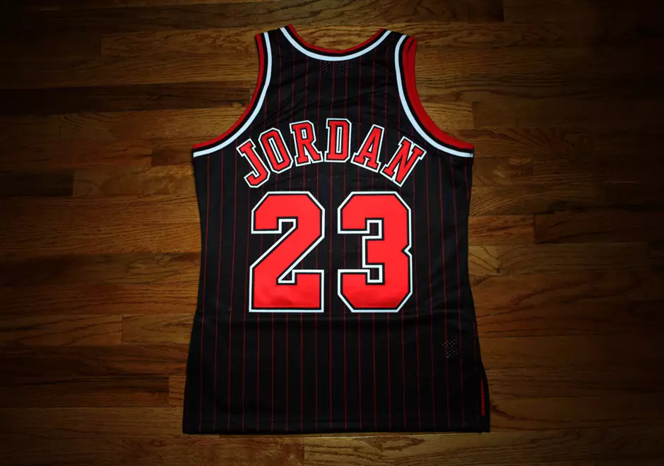 Michael Jordan 1996-97 Siyah İnce Çizgili Forma Mitchell Ness