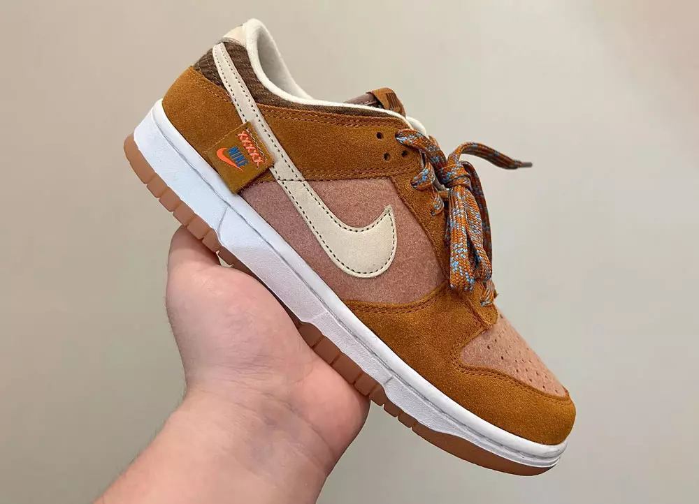 In-Hand Kuckt de Nike SB Dunk Low