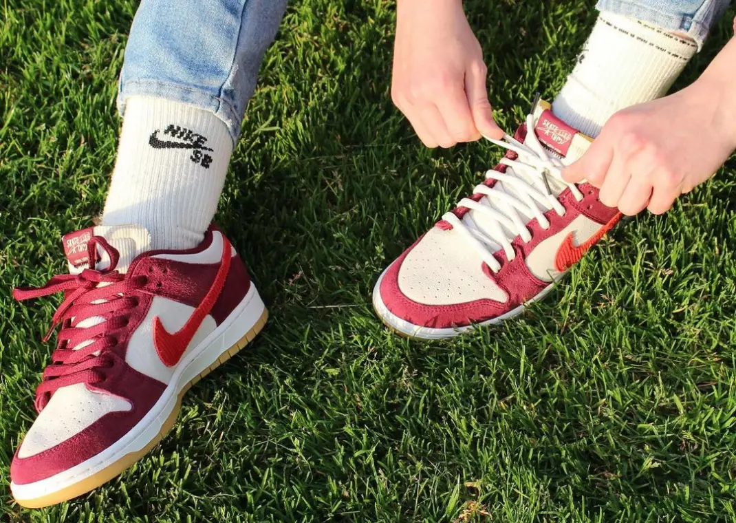 Скејт како девојка Nike SB Dunk Low DX4589-600