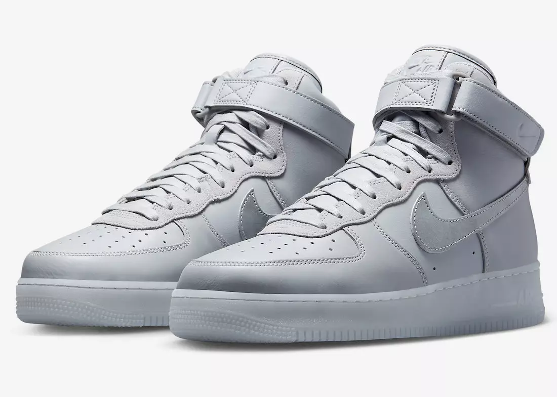 Nike Air Force 1 High với Volt Swooshes dưới chân