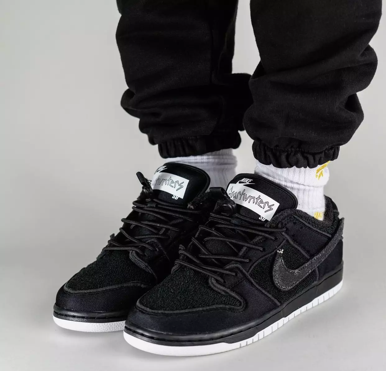 Gnarhunters Nike SB Dunk Low DH7756-010 худалдаанд гарсан огноо хөл дээр