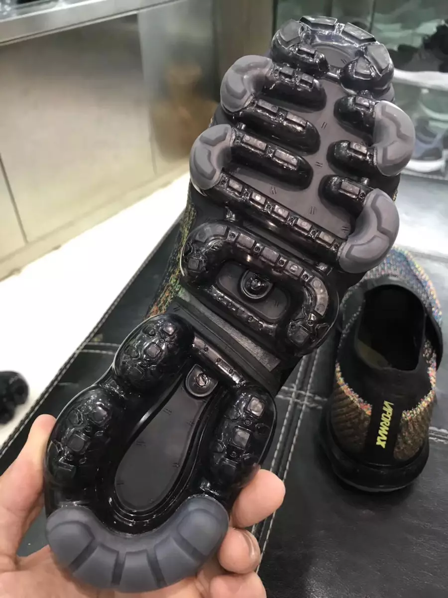 Ko'p rangli Nike Air VaporMax tasmasi