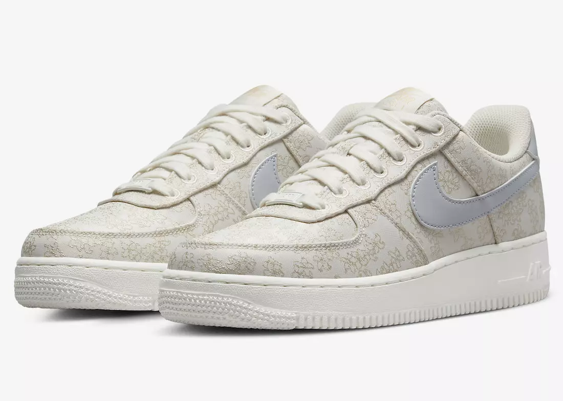 Nike Air Force 1 Low, okrašene z vezenjem rož