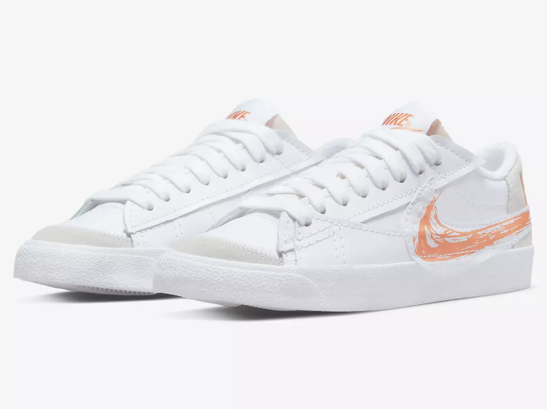 Nike Blazer Low Jumbo sýndur með krotuðum Swooshes