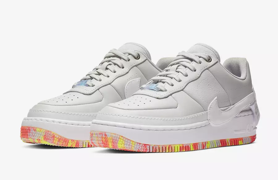 이 Nike Air Force 1 Jester XX에는 꽃 무늬가 있습니다.