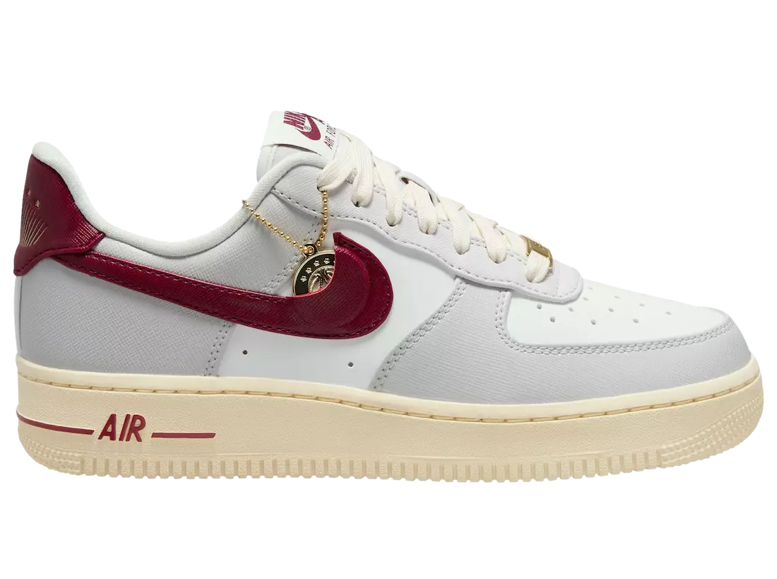 Tato Nike Air Force 1 Low je dodávána se zlatým přívěskem