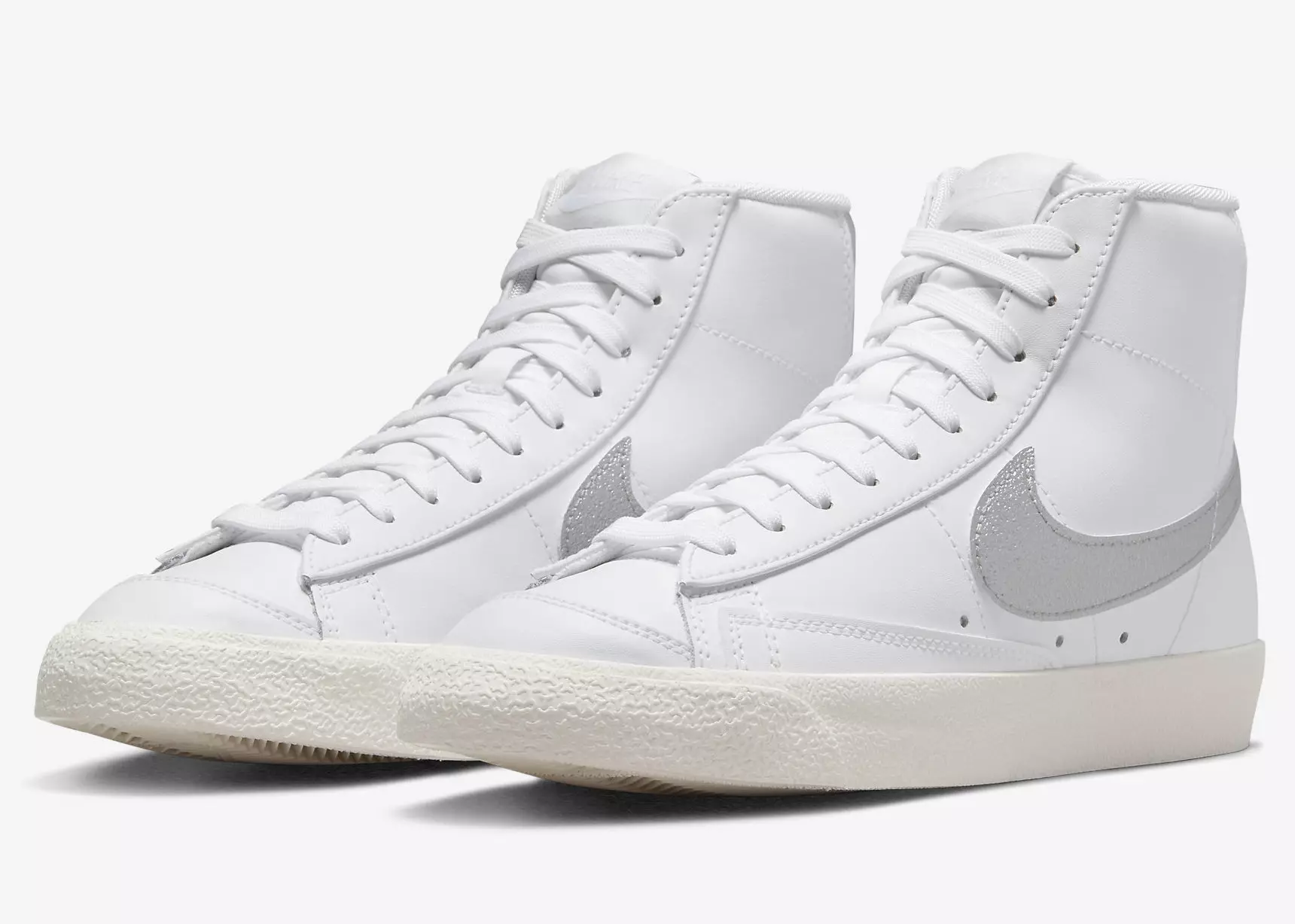 Nike Blazer vidējās virsmas baltā un metāliskā sudraba krāsā