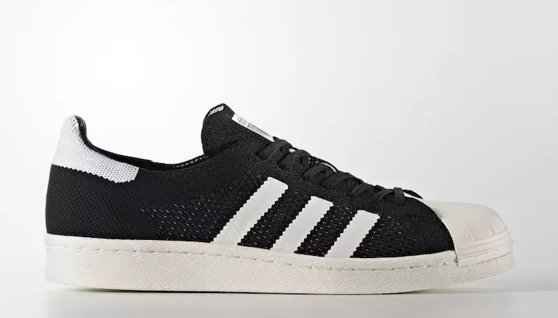 adidas Superstar Boost ကို အဖြူ နှင့် အနက်ဖြင့် ရနိုင်သည်။