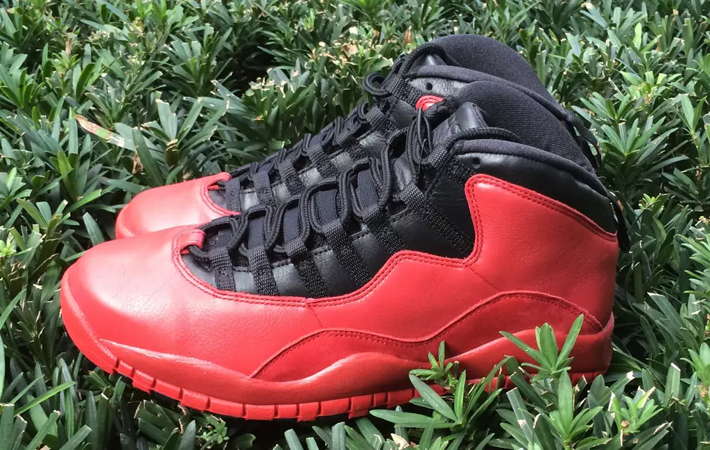 Verejná škola Air Jordan 10 Red Friends Family