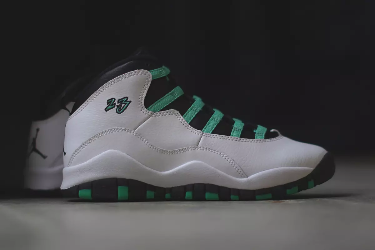 „Air Jordan 10 GS Verde“.