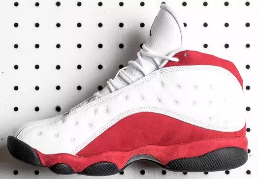 Достапно е Air Jordan 13 OG White Team Red