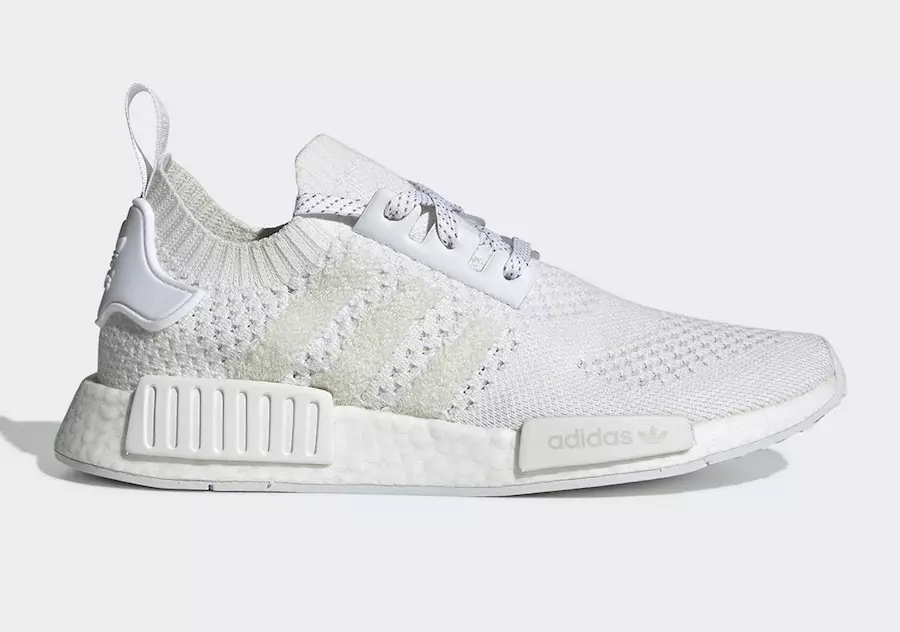 En næsten helt hvid adidas NMD R1 med OG Primeknit-mønster