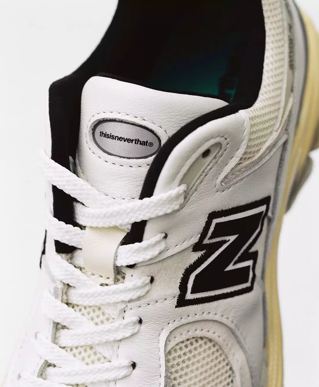 이것은 New Balance 2002R 출시일이 아닙니다.