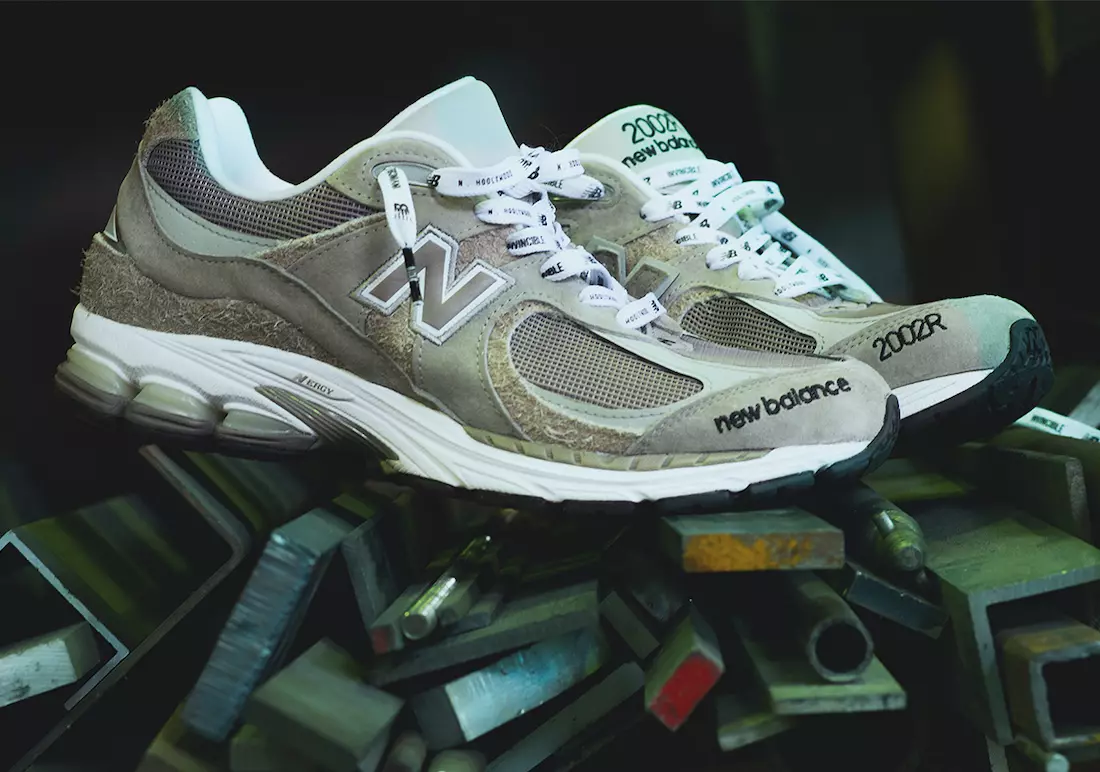 Invincible и N.Hoolywood выпускают коллаборацию New Balance 2002R