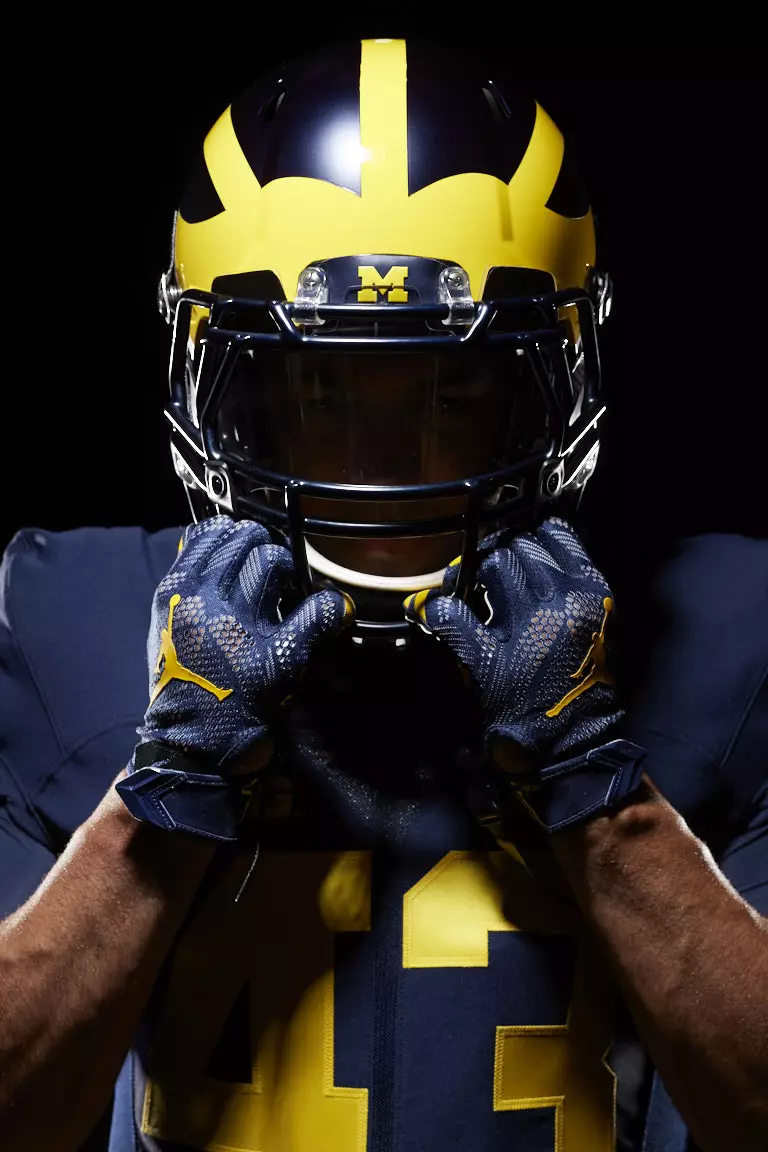 Michigan Air Jordan футболының формасы