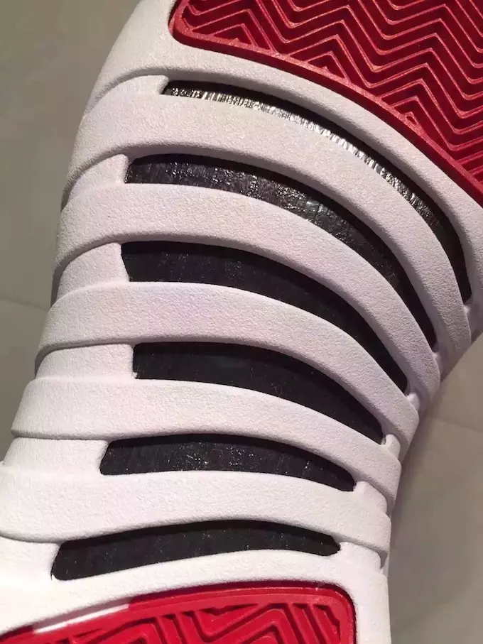 Rot-weißer Air Jordan 12