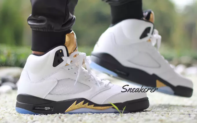 Air Jordan 5 olympiakultamitali jaloissa