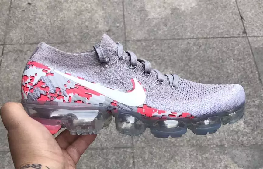 מבט מקרוב על ה-Nike VaporMax עם גרפיקת הסוואה דיגיטלית