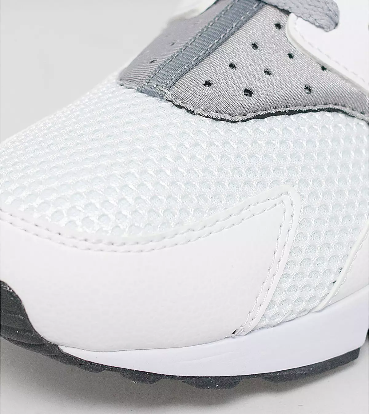 Nike-Air-Huarache-white-wolf-grey-black-3