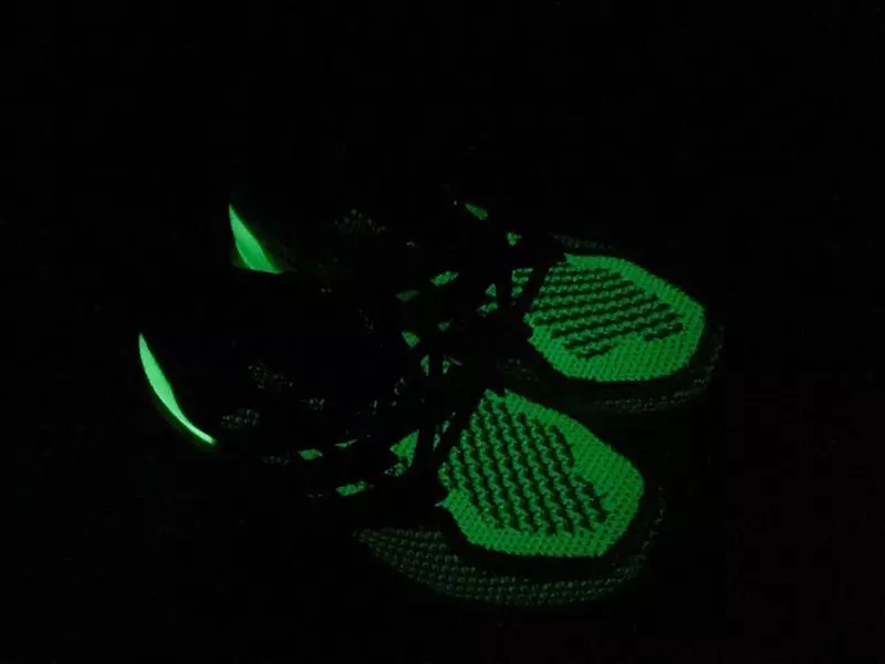 adidas Ultra Boost si illumina al buio