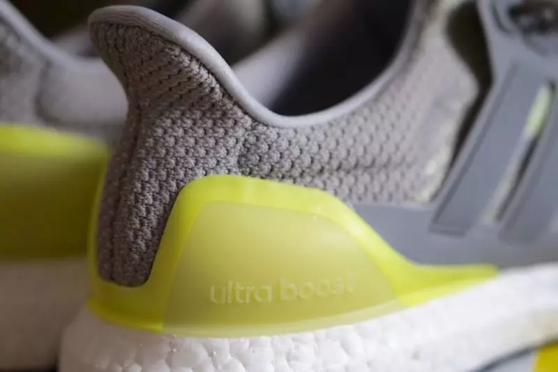 adidas Ultra Boost Glow am Däischteren