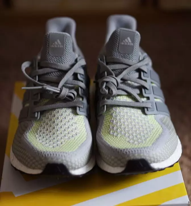 adidas Ultra Boost Glow дар торикӣ