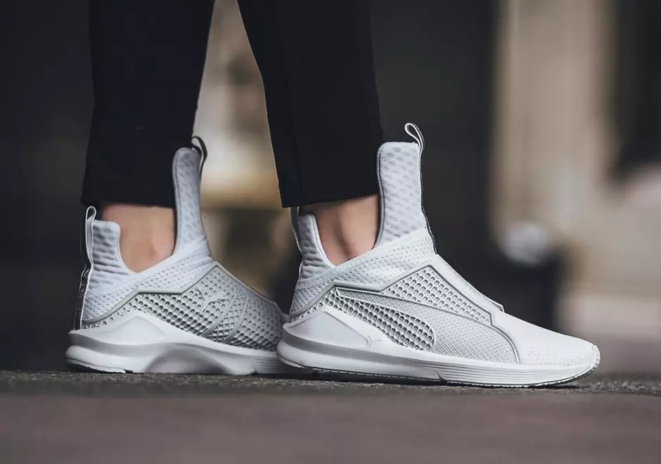 Rihanna PUMA Fenty-trainer op voeten