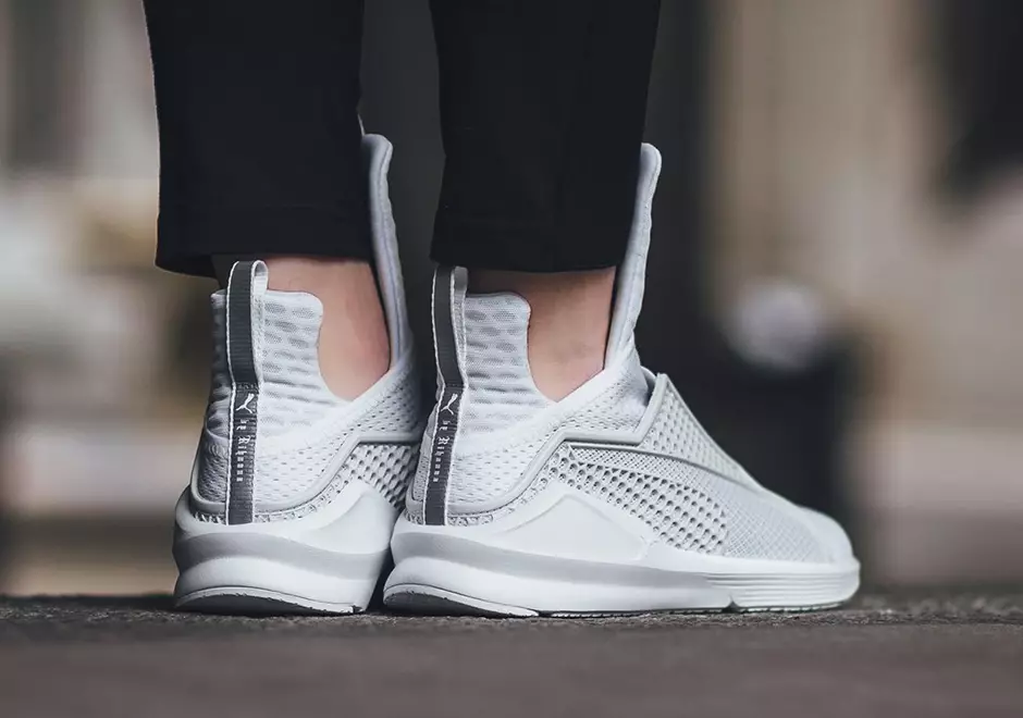 Rihanna PUMA Fenty-trainer op voeten