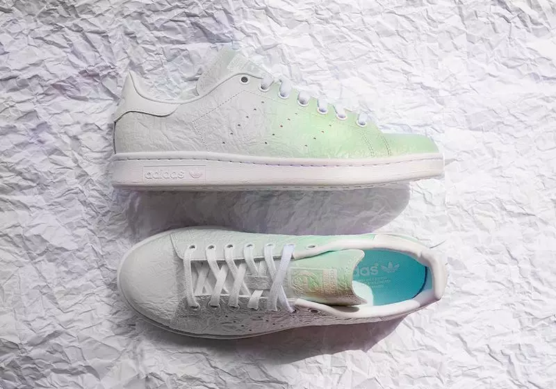 ဤ adidas Stan Smith သည် အရောင်များကို ပြောင်းလဲပေးသည်။