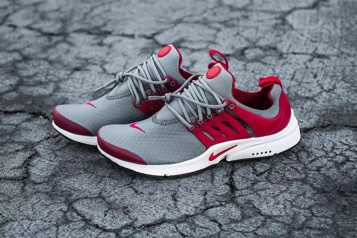 Nike Air Presto Essential во кул сива и теретана црвена боја