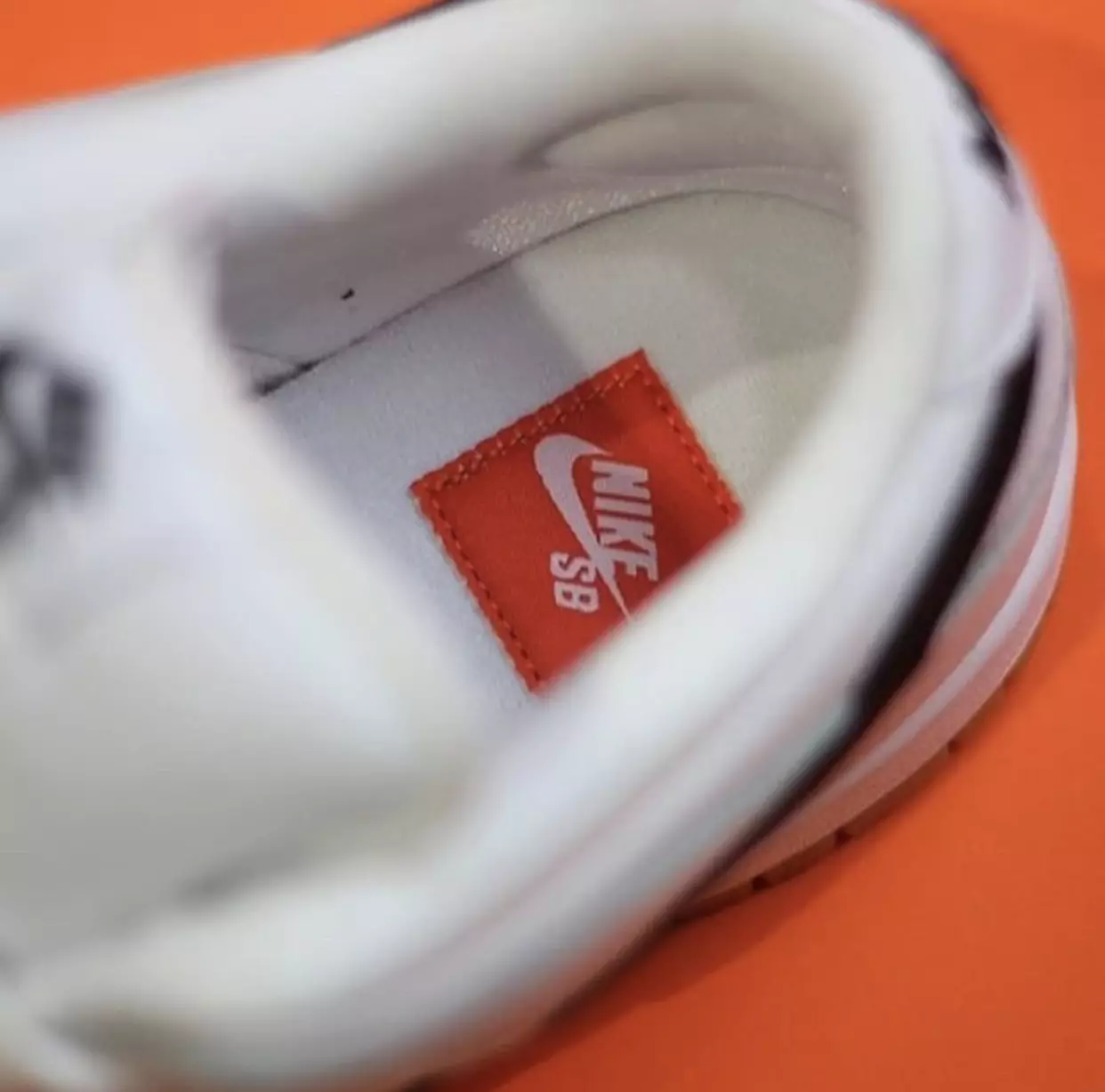 Дата выпуску Nike SB Dunk Low Orange Label White Gum