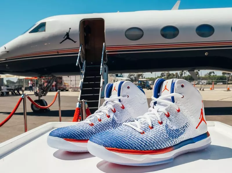 Melihat Ke Dalam Nike Basketball dan Jordan Hangar di Los Angeles