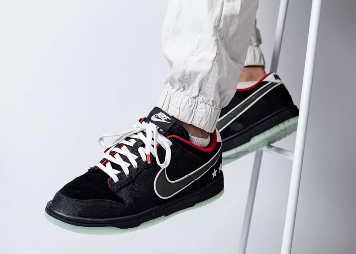 تاريخ إصدار League of Legends LPL Nike Dunk Low DO2327-011 على القدمين