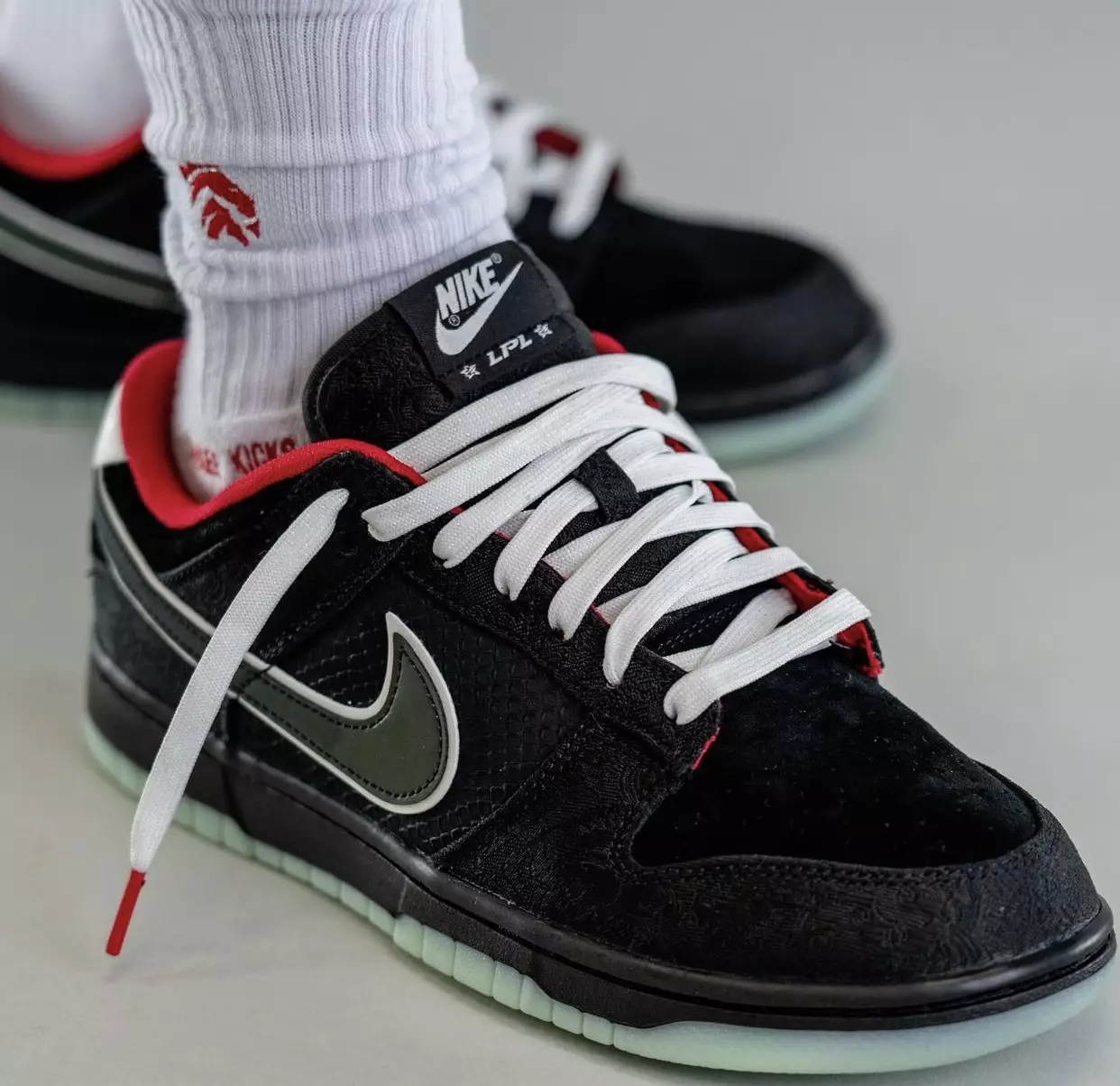 League of Legends LPL Nike Dunk Low DO2327-011 Utgivelsesdato på føttene