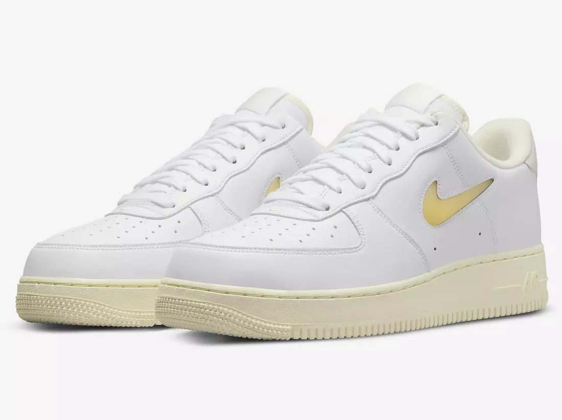 Nike Air Force 1 '07 LX-ს მოყვება ღია ვანილის ჟელე სვუშები