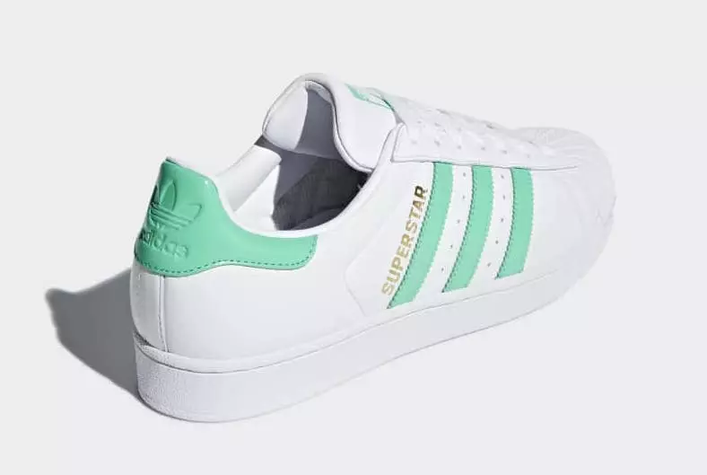 Cette adidas Superstar est livrée avec trois bandes vertes