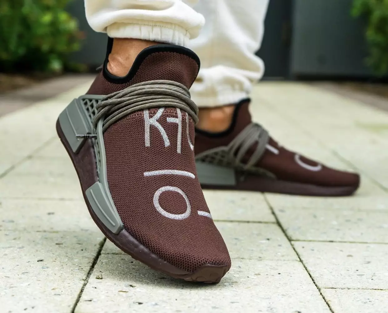 Pharrell adidas NMD Hu Chocolate GY0090 تاريخ الإصدار على القدمين