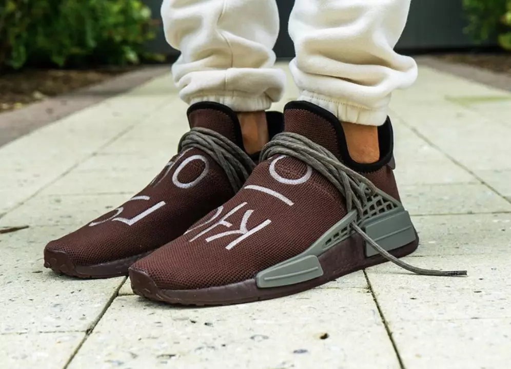 Pharrell adidas NMD Hu Chocolate GY0090 Releasedatum på fötterna