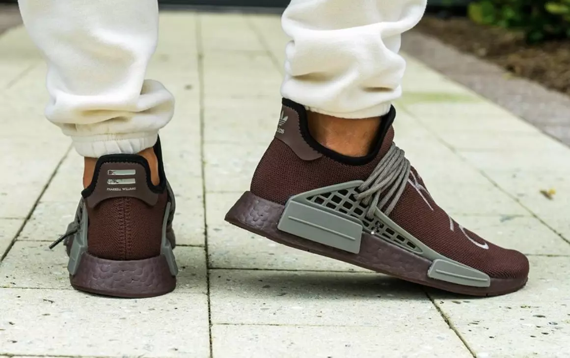 Pharrell Adidas NMD Hu Chocolate GY0090 išleidimo data ant kojų