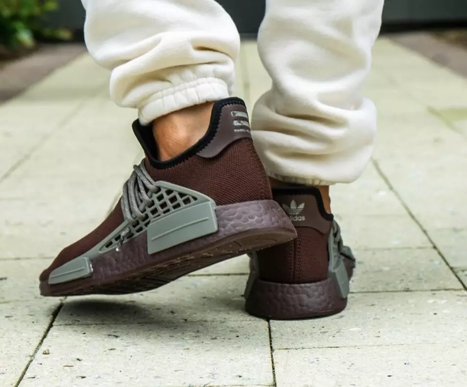 Pharrell adidas NMD Hu Chocolate GY0090 מעלדונג טאָג אויף די פֿיס