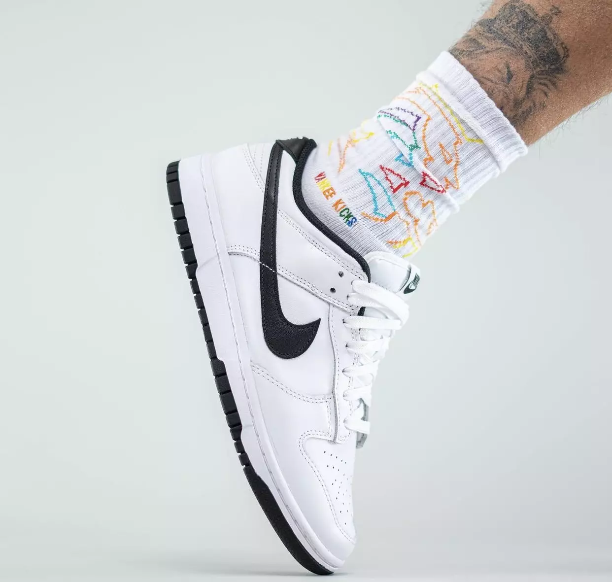 Nike Dunk Low White Black Release Datum Op-Féiss