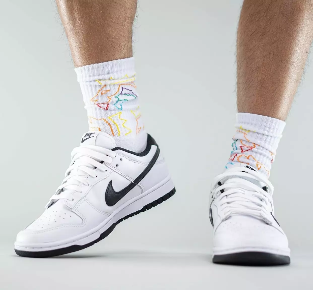 تاریخ انتشار Nike Dunk Low White مشکی روی پا