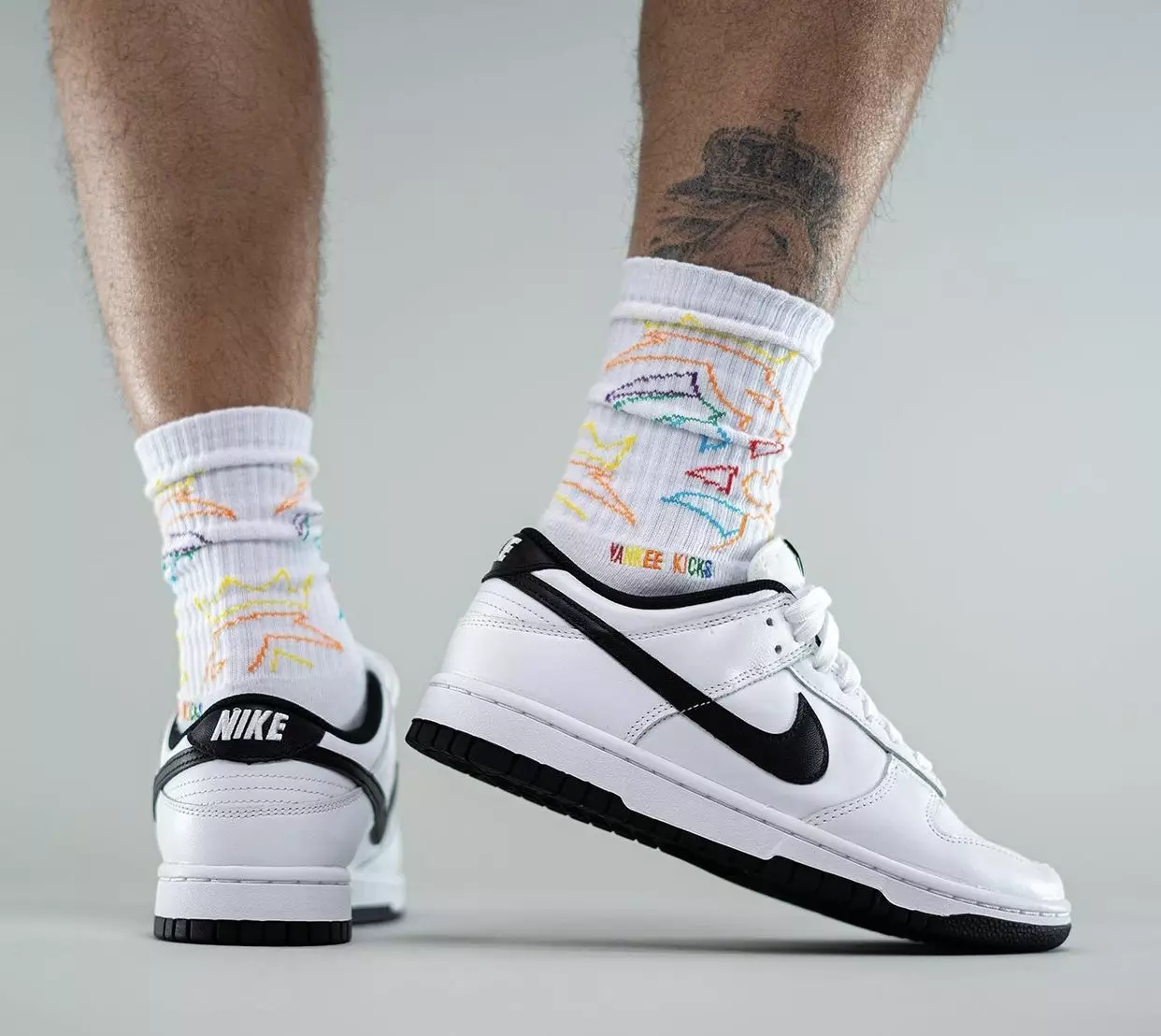 تاریخ انتشار Nike Dunk Low White مشکی روی پا