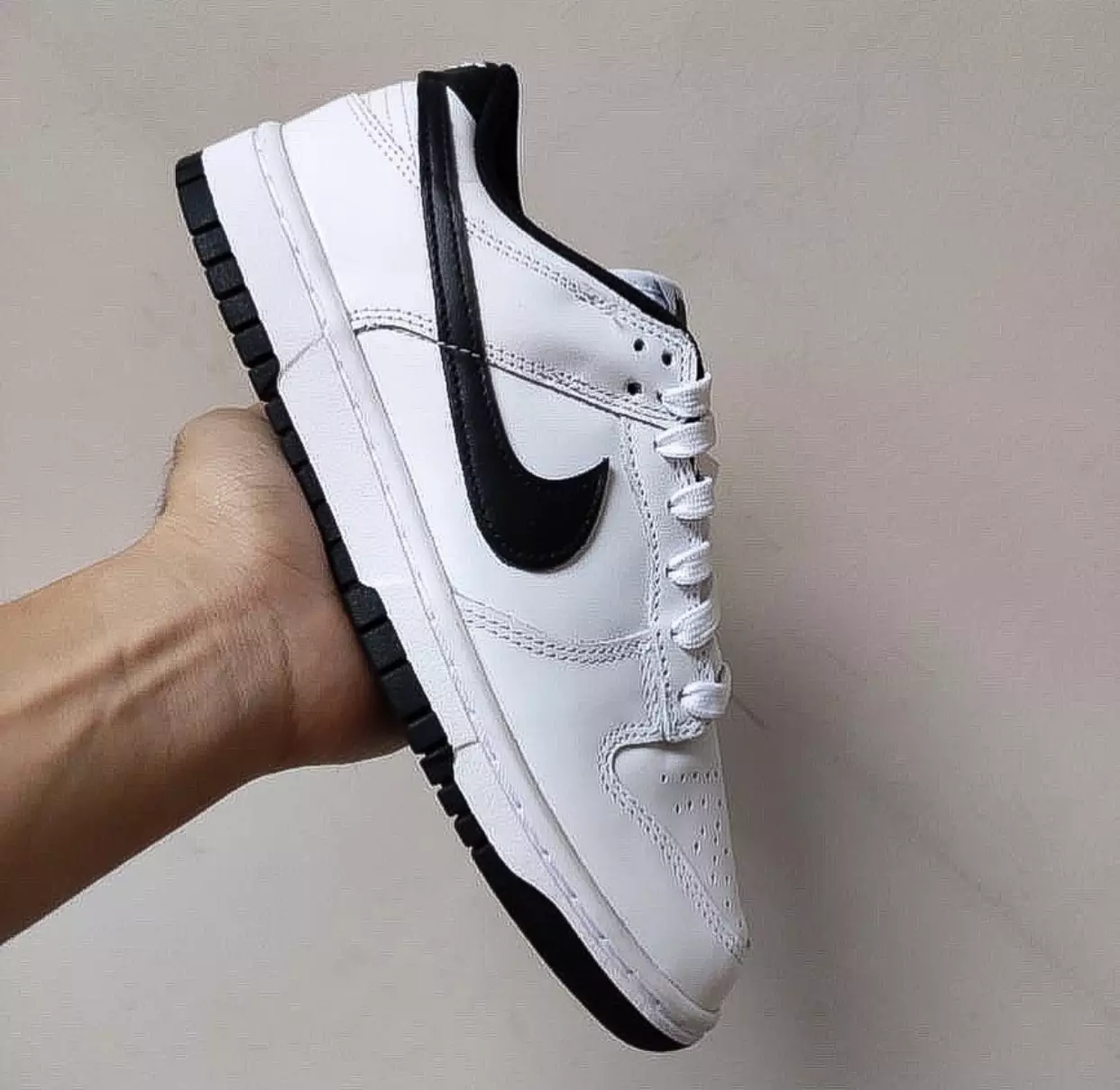 Nike Dunk Íseal Bán Dubh Dáta Eisiúna