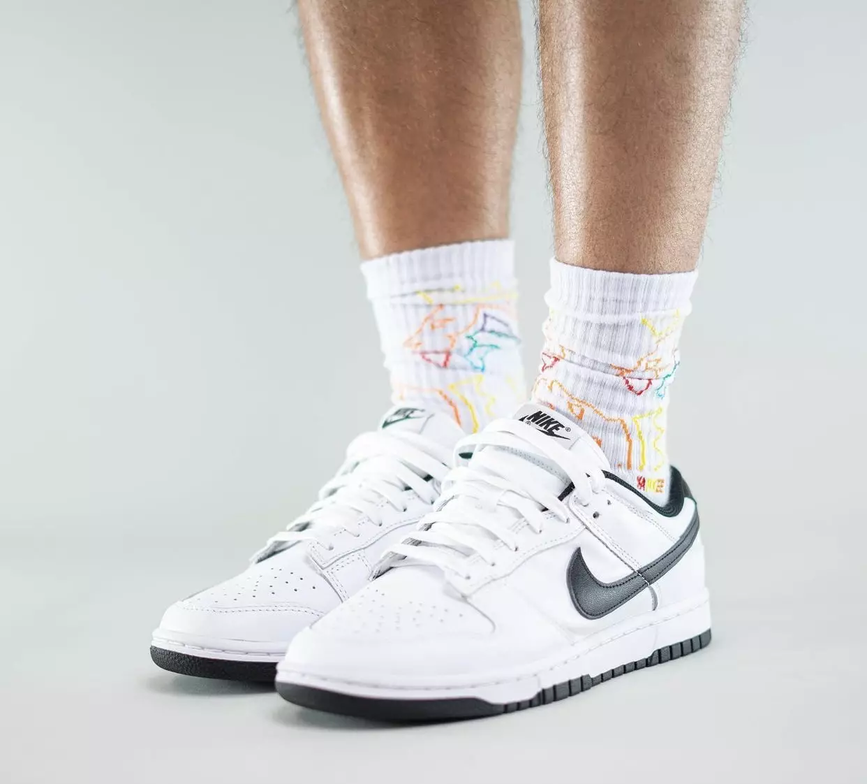 تاریخ انتشار Nike Dunk Low White مشکی روی پا