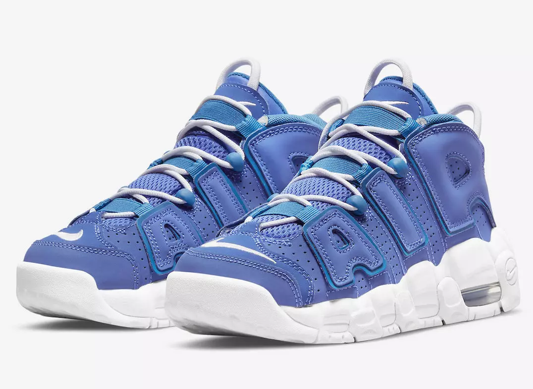 A Nike Air More Uptempo kék-fehér színben jelenik meg