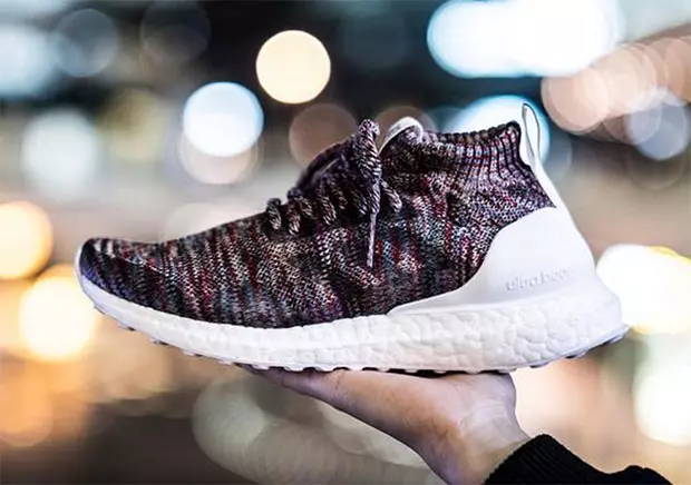 Visão detalhada do adidas Ultra Boost Mid de Ronnie Fieg