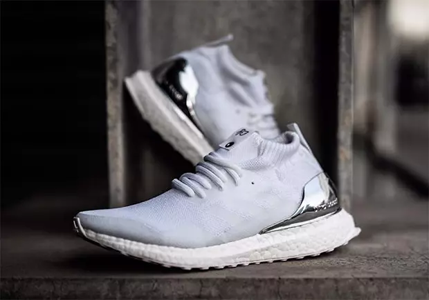 Ronnie Fieg Kith adidas Ultra Boost أبيض متوسط فضي