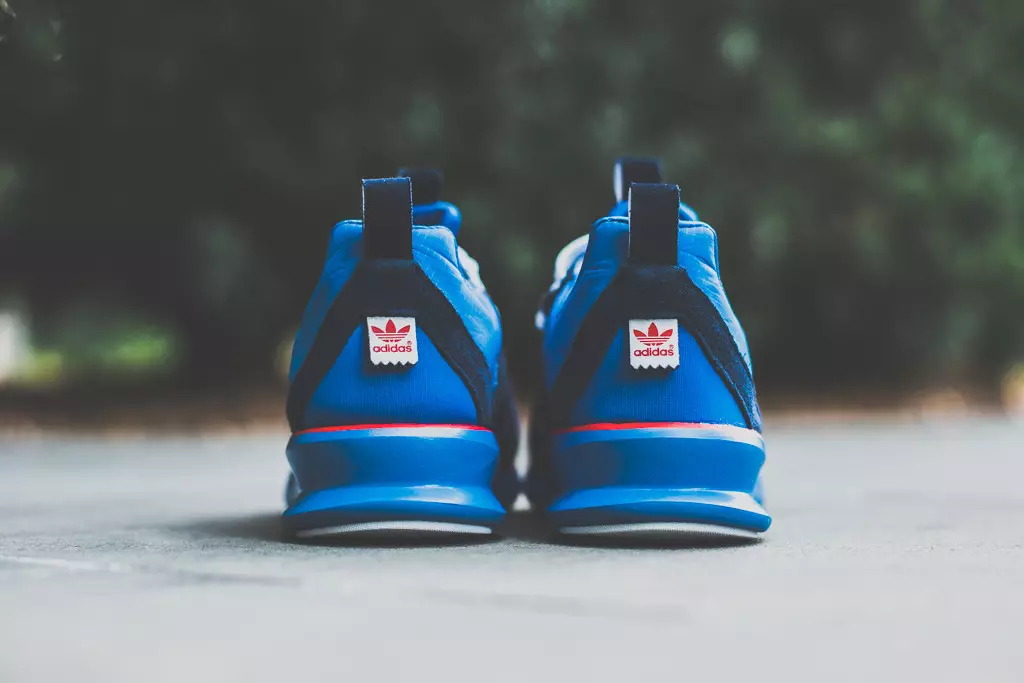 Adidas Originals SL Loop Runner отлично провели сезон 2014 года, и в этом году, кажется, ничего не изменилось, поскольку силуэт теперь появляется в совершенно новом синем цвете.